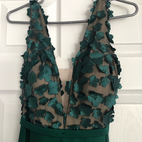 Dark green gown with flower appliqué - Picture 4 of 8